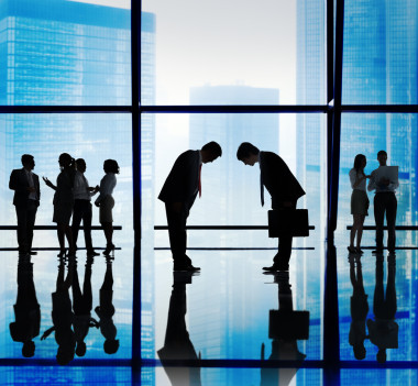 商界人士鞠躬下來在辦公室圖片