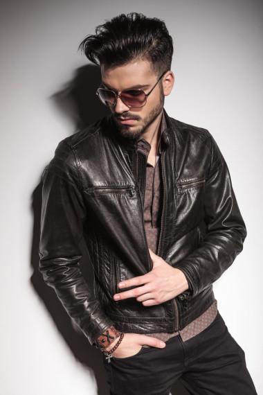 時尚男人同時握住他的手往下看