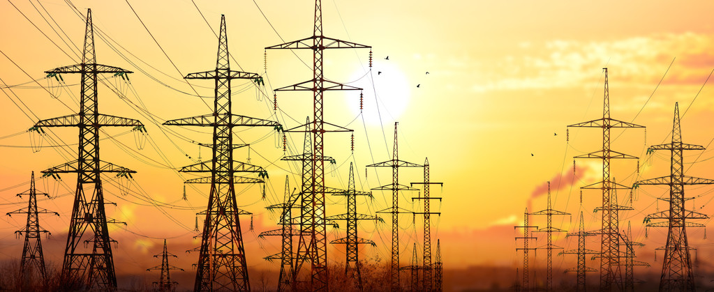 在工业领域的高电压电力线路。对背景苏