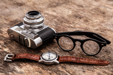 复古相机带手表和太阳眼镜