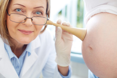 妇科医生检查婴儿心跳