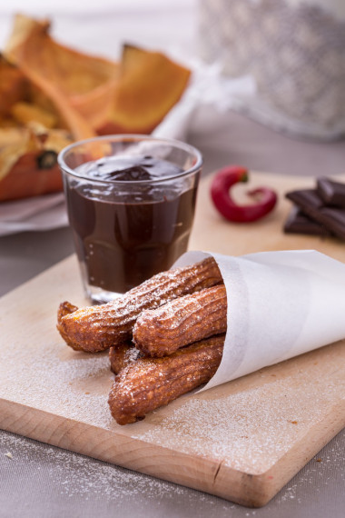 巧克力在砧板上新鲜油炸南瓜油条