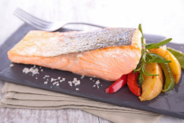 三文魚魚柳和蔬菜