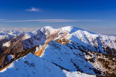 在白雪皑皑的冬天的时候，波兰的塔特拉山