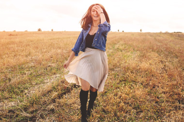 在户外享受大自然的美丽女孩。自由幸福的女人