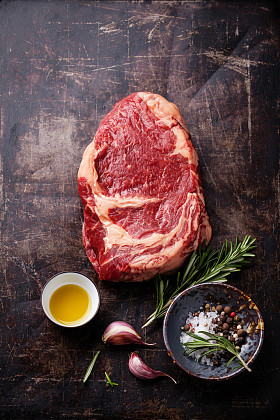 原料肉的牛排图片