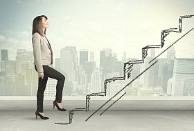 女商人手上爬绘制楼梯概念图片