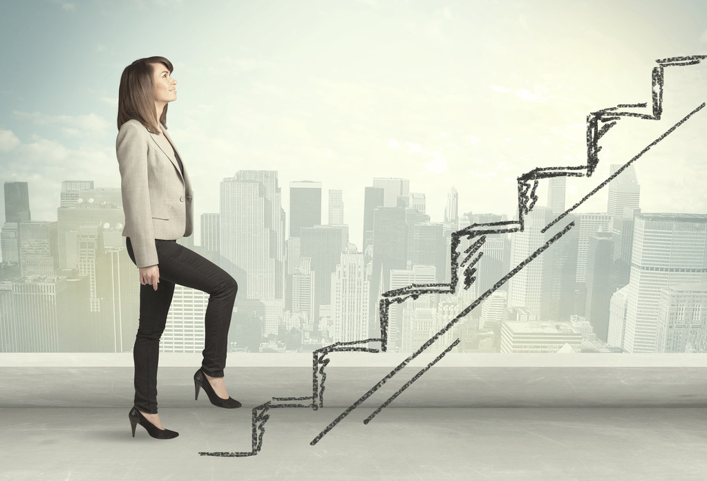 女商人手上爬绘制楼梯概念图片