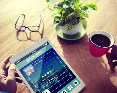 男人在平板電腦上預(yù)訂酒店預(yù)訂