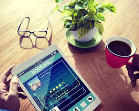 男人在平板电脑上预订酒店预订