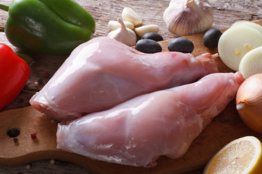 原始的兔肉，同成分特寫。水平的頂視圖