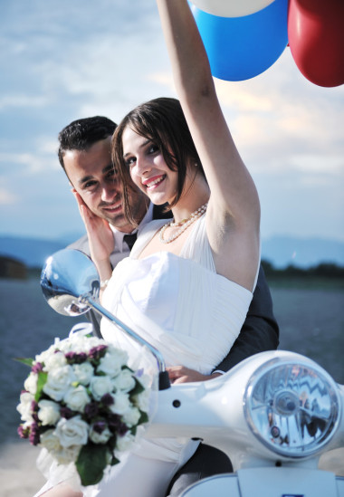 只被已婚夫婦上海灘乘坐白色踏板車