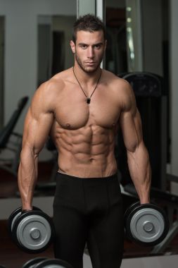 健康的青年男子的二头肌锻炼照片 健康的青年男子的二头肌锻炼照片