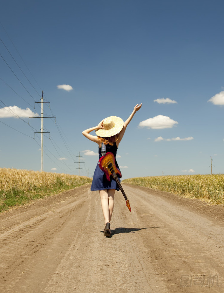 巖石與吉他在農(nóng)村的女孩.圖片