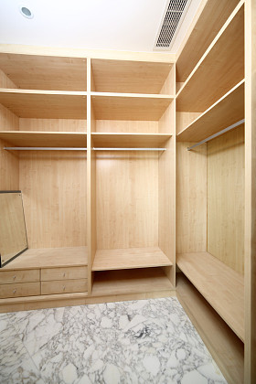 现代衣柜在房子或平