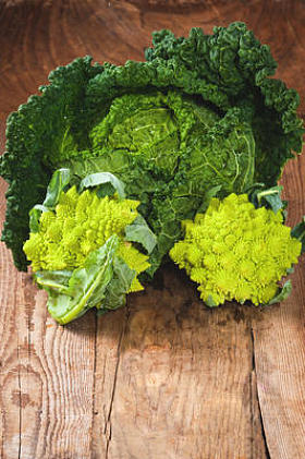 皱叶甘蓝和罗马木制仿古桌上