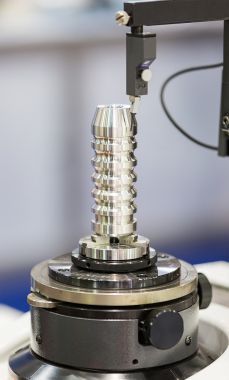 运算符检查汽车部分由圆度测量机