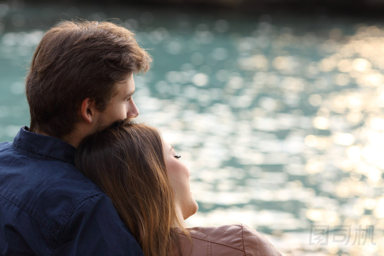 情侶擁抱，看著在沙灘上的看海