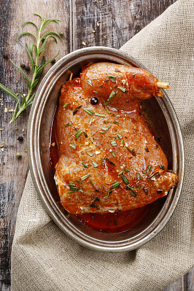 用草药的兔子肉