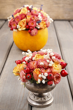 花束的场面: 在南瓜和银酒杯