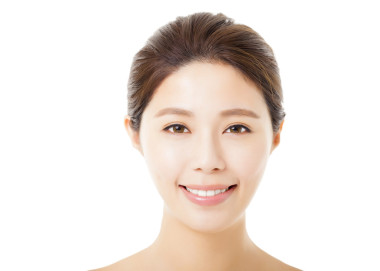 特寫美麗年輕女人臉上白色孤立