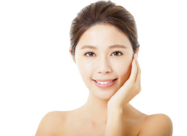 特写美丽年轻女人脸上白色孤立