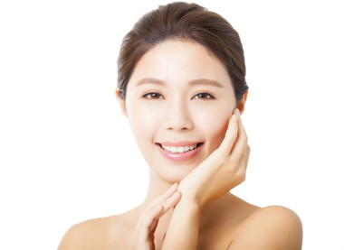  美丽的年轻亚洲女子脸上白色孤立