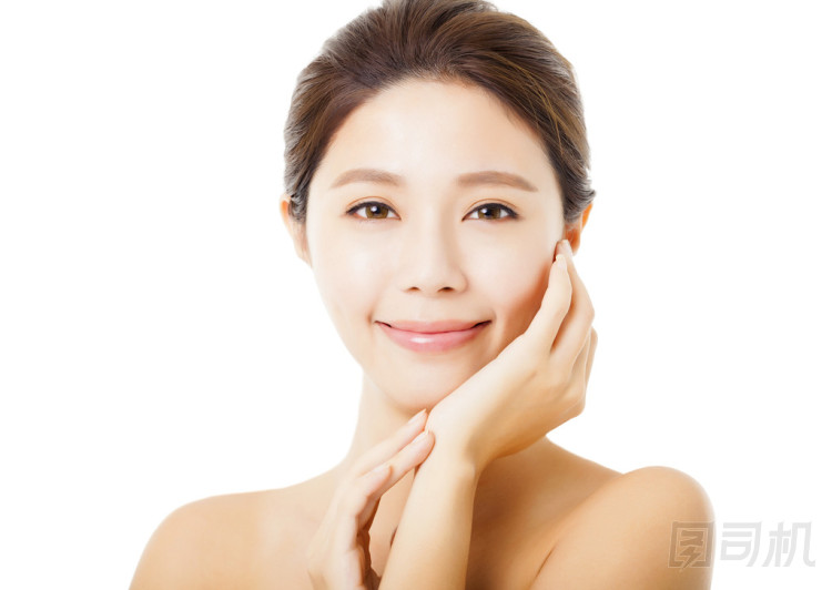  美麗的年輕亞洲女子臉上白色孤立