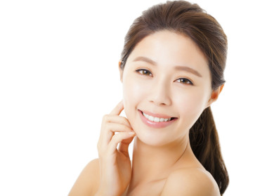 特写美丽年轻女人脸上白色孤立