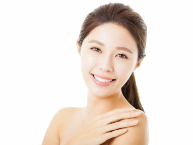 微笑的年轻漂亮的女人脸上白色孤立