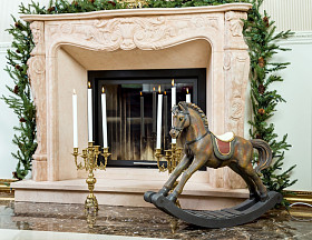 老木摇椅马靠近壁炉