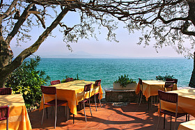 在西尔米奥，意大利的户外餐厅