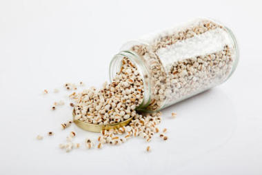 薏米著蓋子的白色桌子上的瓶子