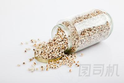 薏米著蓋子的白色桌子上的瓶子