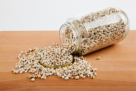 在木桌上的一个罐子里工作的眼泪