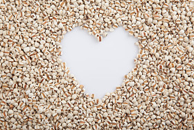 薏米与心形状的空间图片