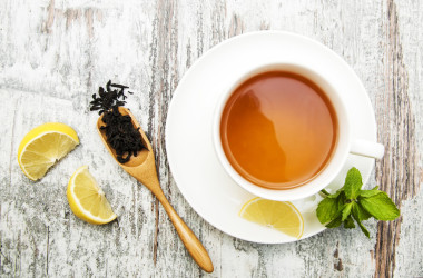 杯与柠檬和薄荷茶 