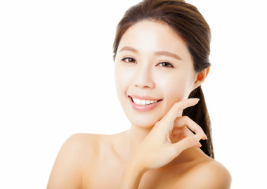 特寫美麗年輕女人臉上白色孤立