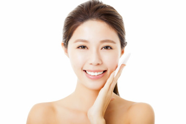 美丽的年轻女子，清洗她的脸与棉花