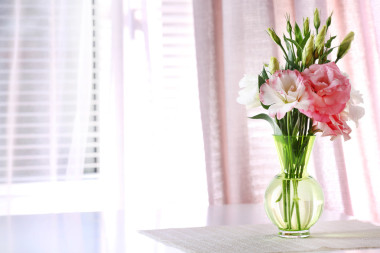 美丽在花瓶中的鲜花图片