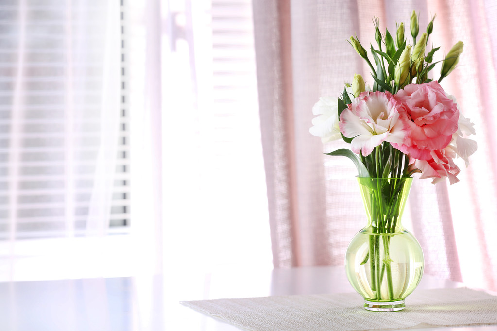 美丽在花瓶中的鲜花图片