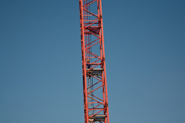 男子爬上塔吊照片