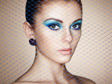 年輕漂亮的女人肖像關(guān)門