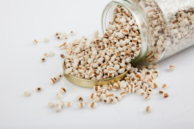 工作着盖子的白色桌子上的瓶子里的眼泪