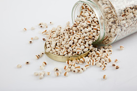 工作着盖子的白色桌子上的瓶子里的眼泪