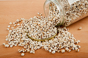 在木桌上一罐作业眼泪