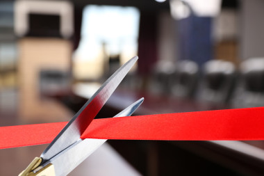 盛大的開幕儀式，切割紅絲帶