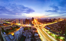 现代化的城市，忙碌的立交桥