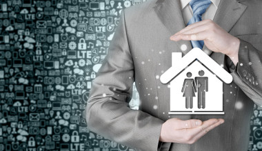 保护家庭在用手回家的商人