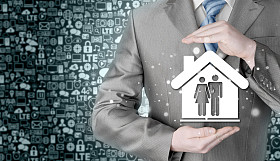 保护家庭在用手回家的商人